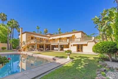 Villa For Sale in Nueva Andalucia, Spain