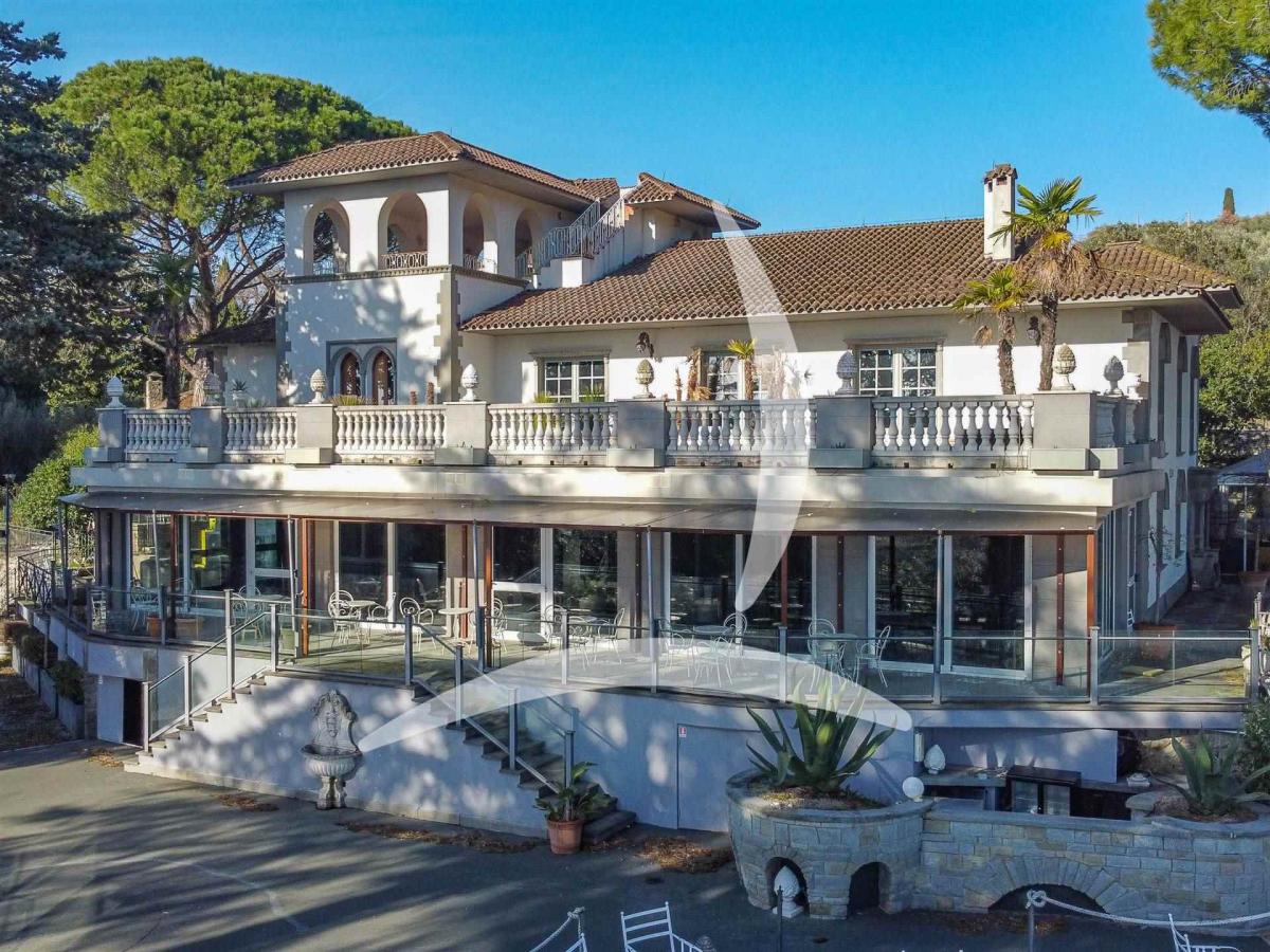 Picture of Villa For Sale in Passignano Sul Trasimeno, Umbria, Italy