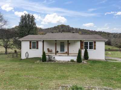 Home For Sale in Riddleton, Tennessee