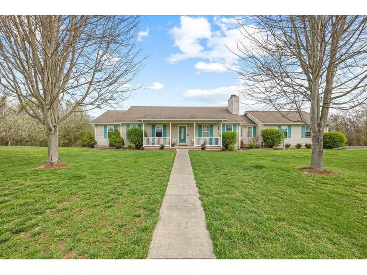 Picture of Home For Sale in Byrdstown, Tennessee, United States