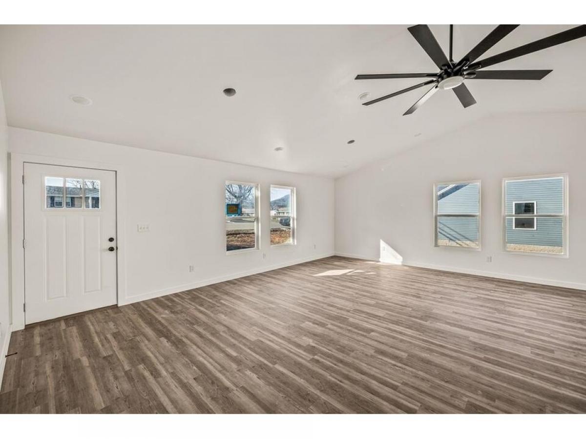 Picture of Home For Sale in Livingston, Tennessee, United States