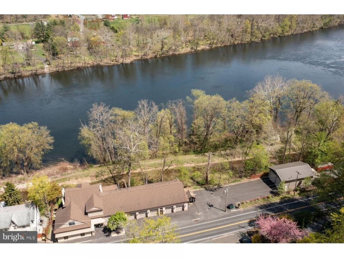 Picture of Home For Sale in Kintnersville, Pennsylvania, United States