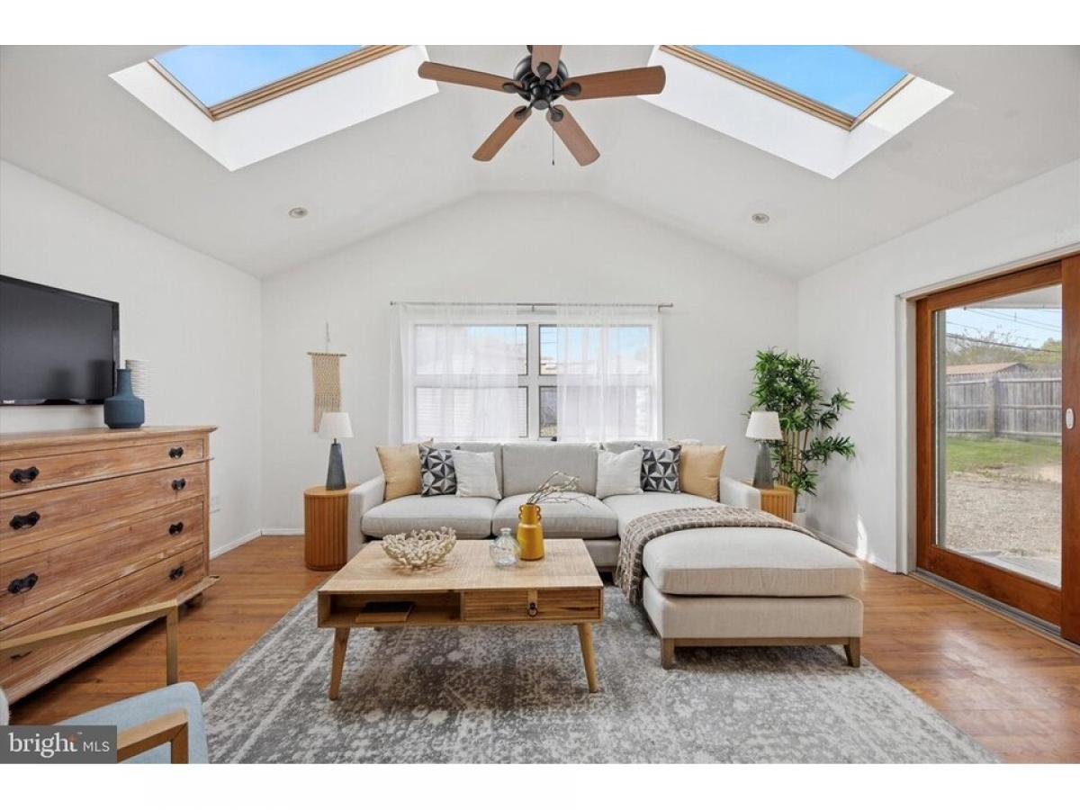 Picture of Home For Sale in Levittown, Pennsylvania, United States