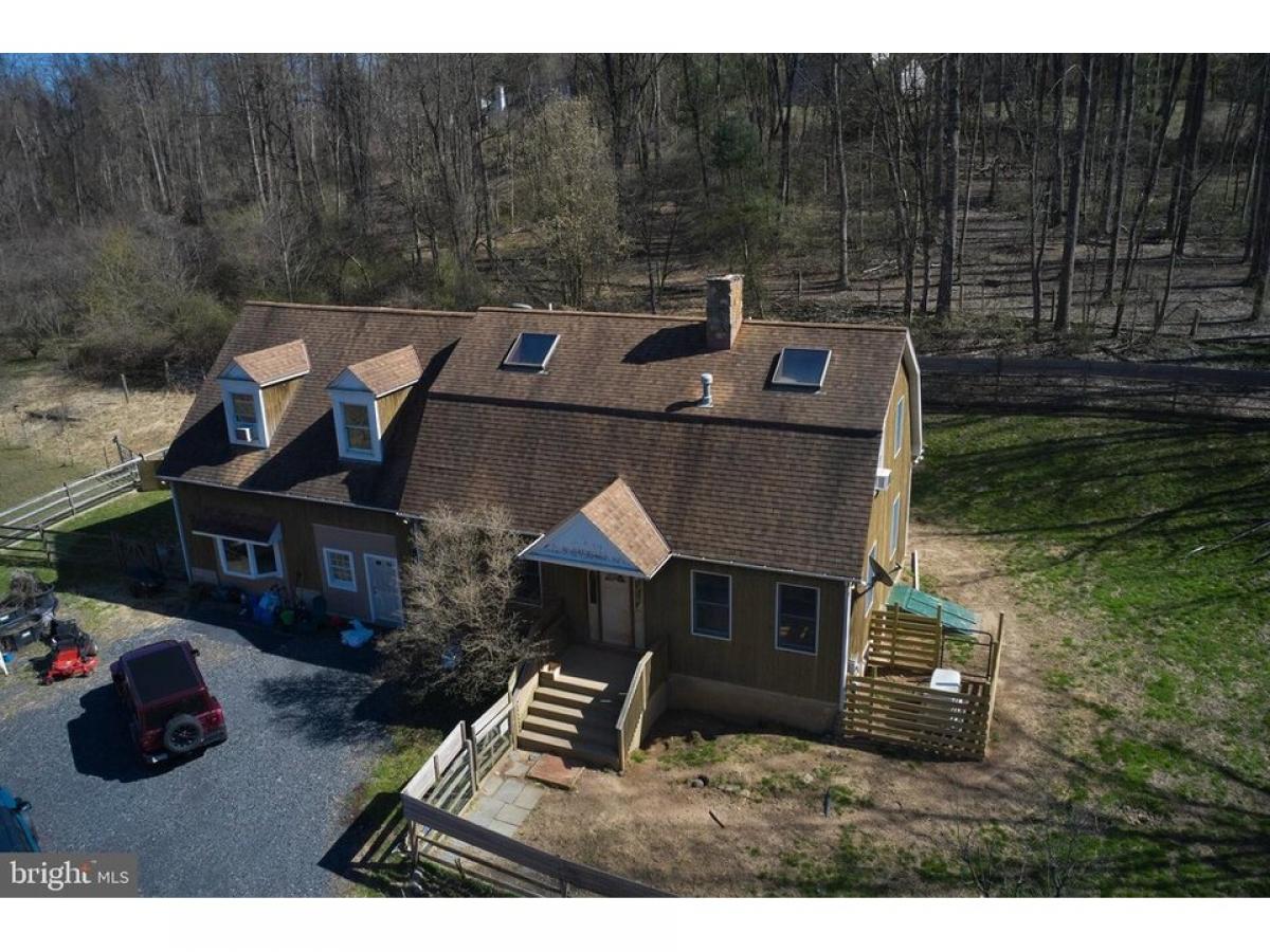 Picture of Home For Sale in Kintnersville, Pennsylvania, United States