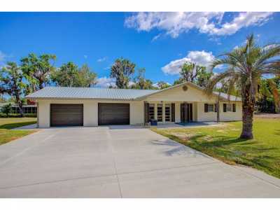 Home For Sale in Crescent City, Florida