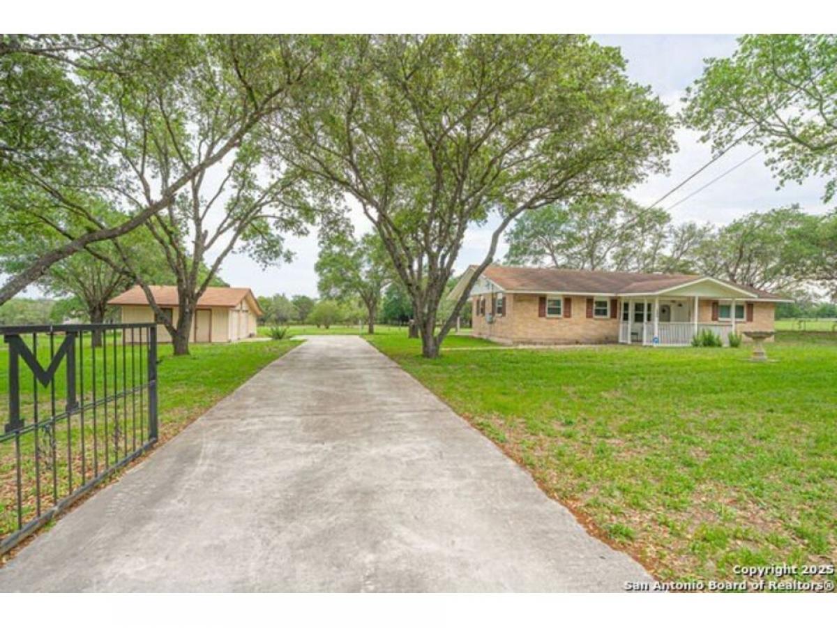Picture of Home For Sale in La Vernia, Texas, United States