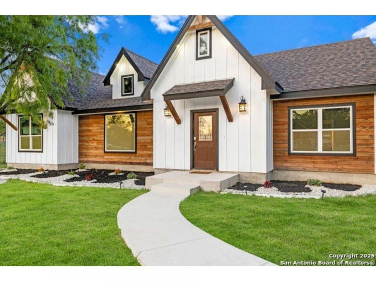 Picture of Home For Sale in Lytle, Texas, United States