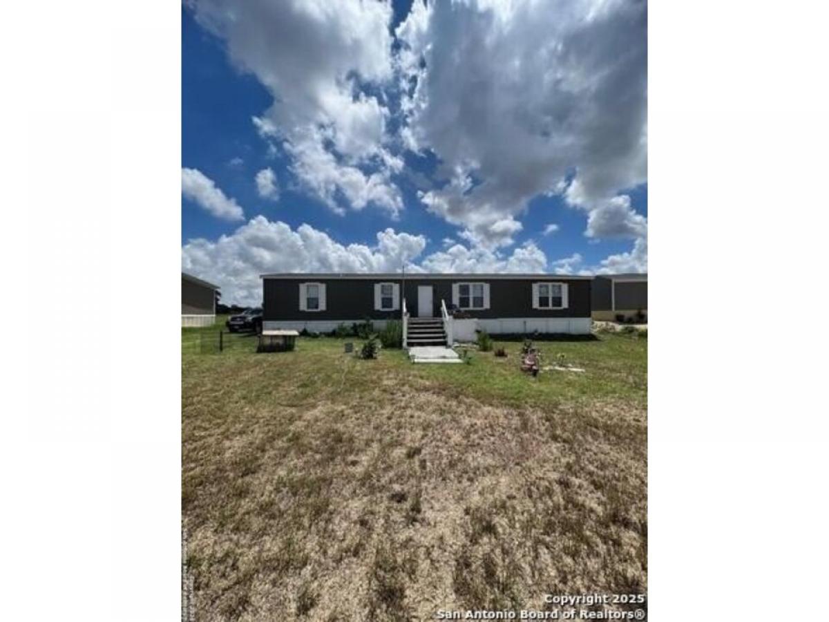 Picture of Home For Sale in Pleasanton, Texas, United States