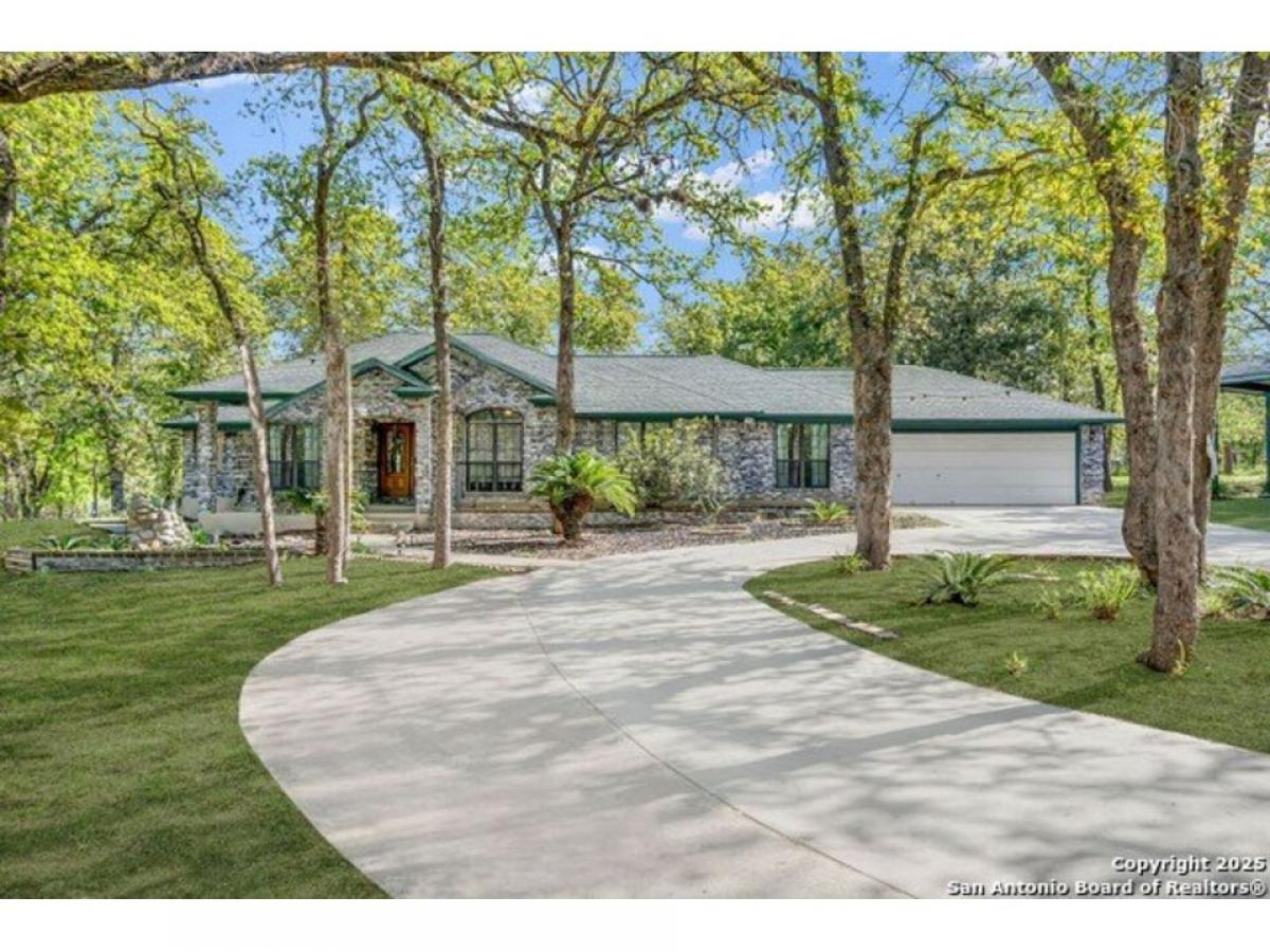 Picture of Home For Sale in La Vernia, Texas, United States