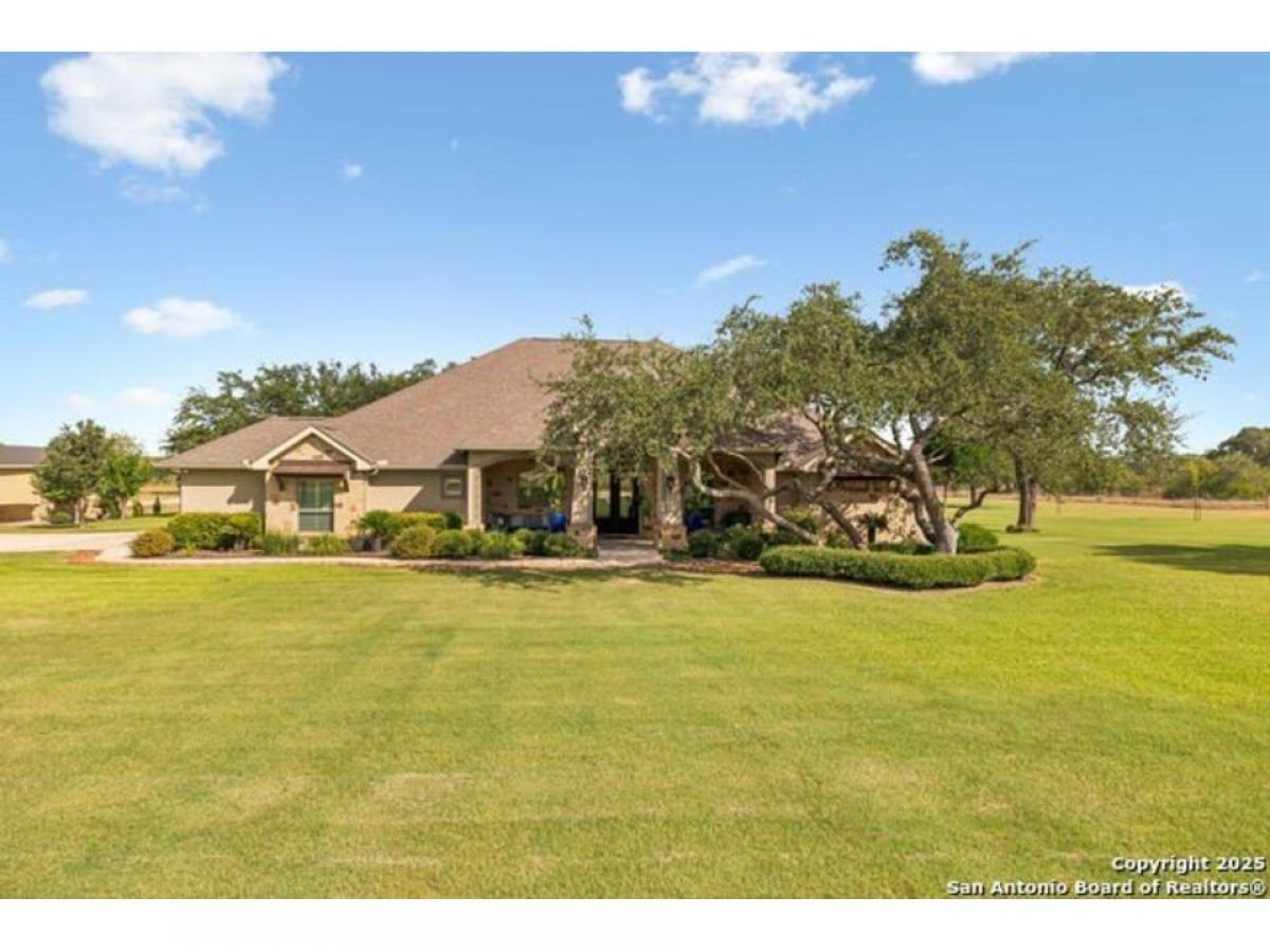 Picture of Home For Sale in Pleasanton, Texas, United States