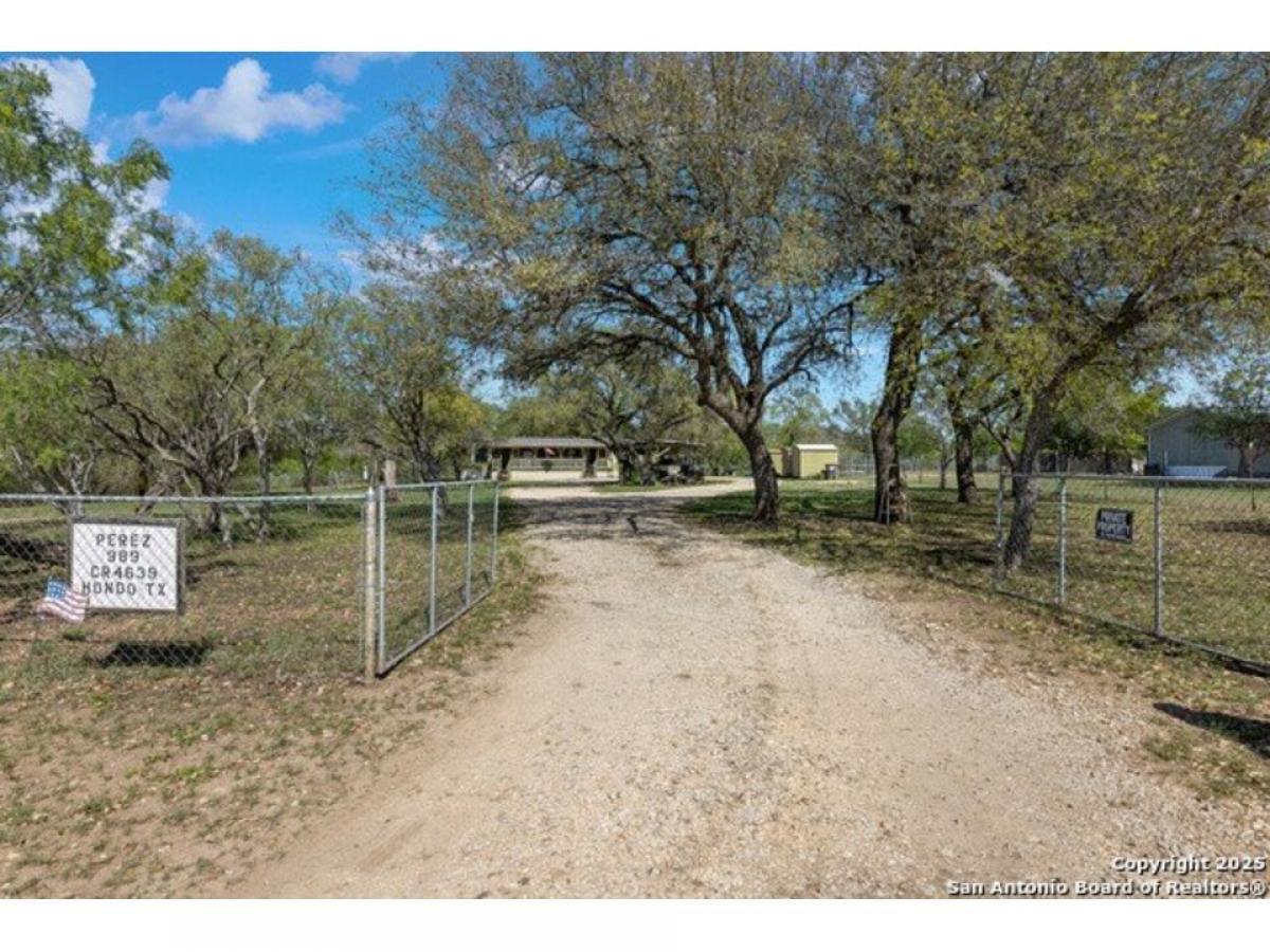 Picture of Home For Sale in Hondo, Texas, United States