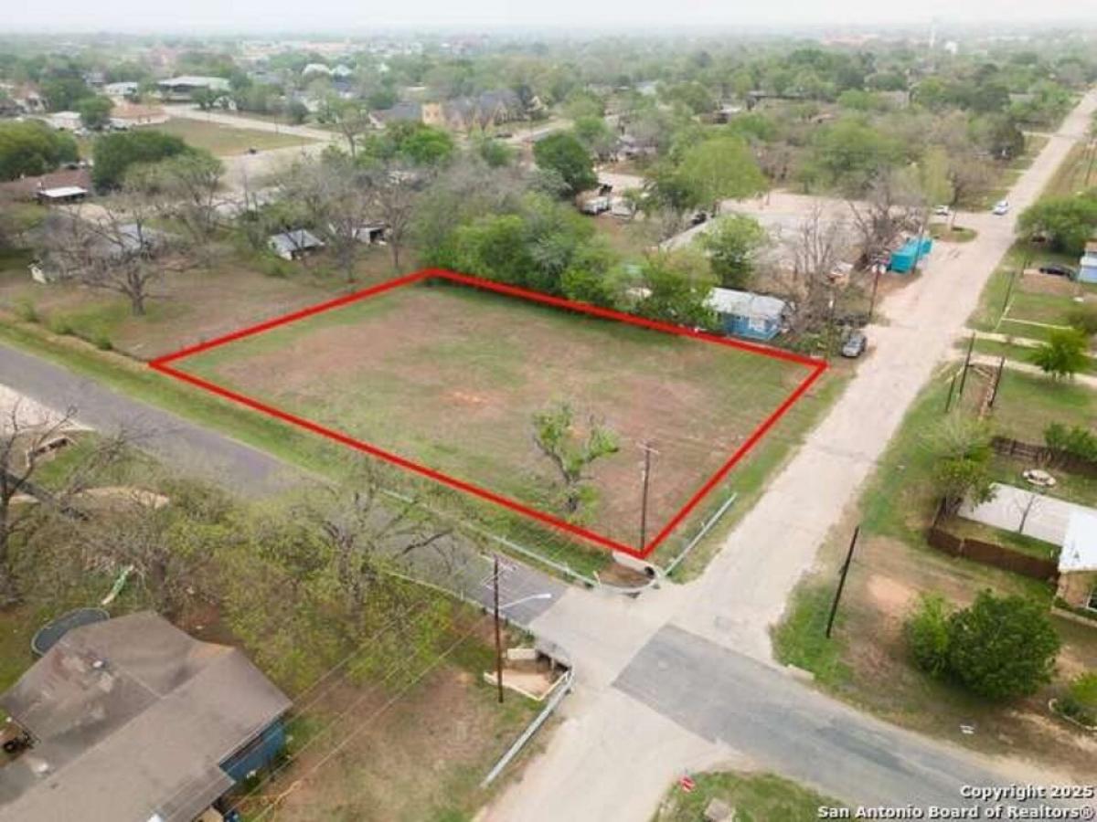 Picture of Residential Land For Sale in Floresville, Texas, United States