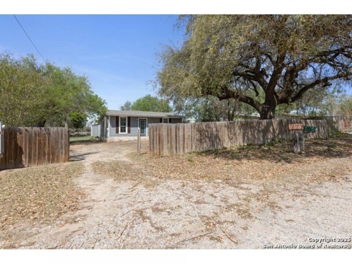 Picture of Home For Sale in Poteet, Texas, United States