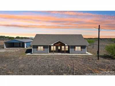 Home For Sale in Devine, Texas