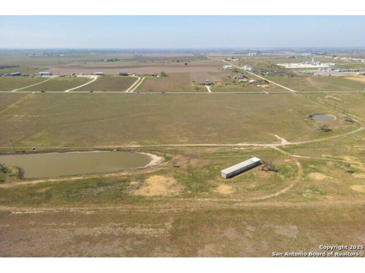 Picture of Residential Land For Sale in Seguin, Texas, United States