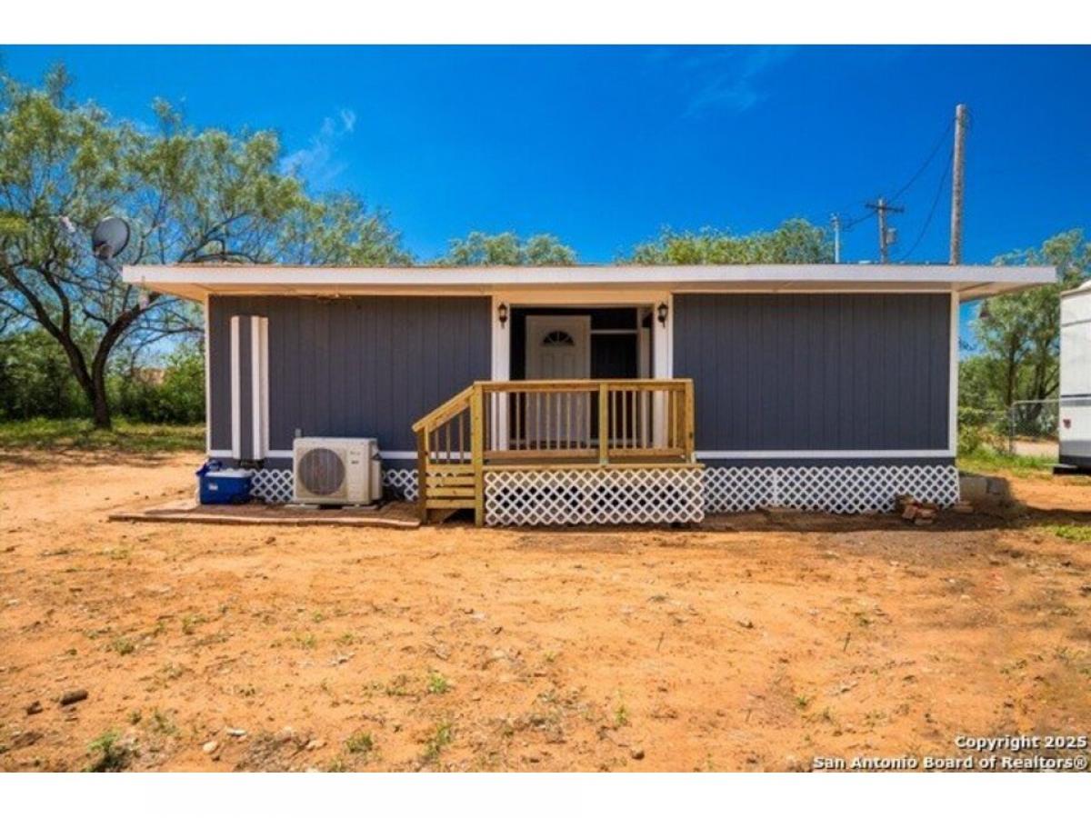 Picture of Home For Sale in Moore, Texas, United States