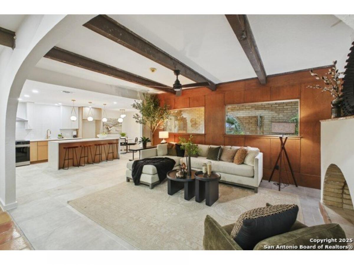 Picture of Home For Sale in Windcrest, Texas, United States