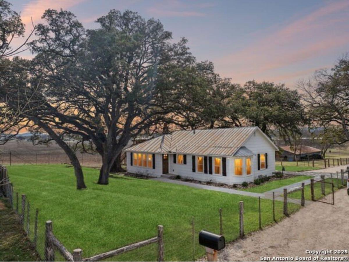 Picture of Home For Sale in Center Point, Texas, United States