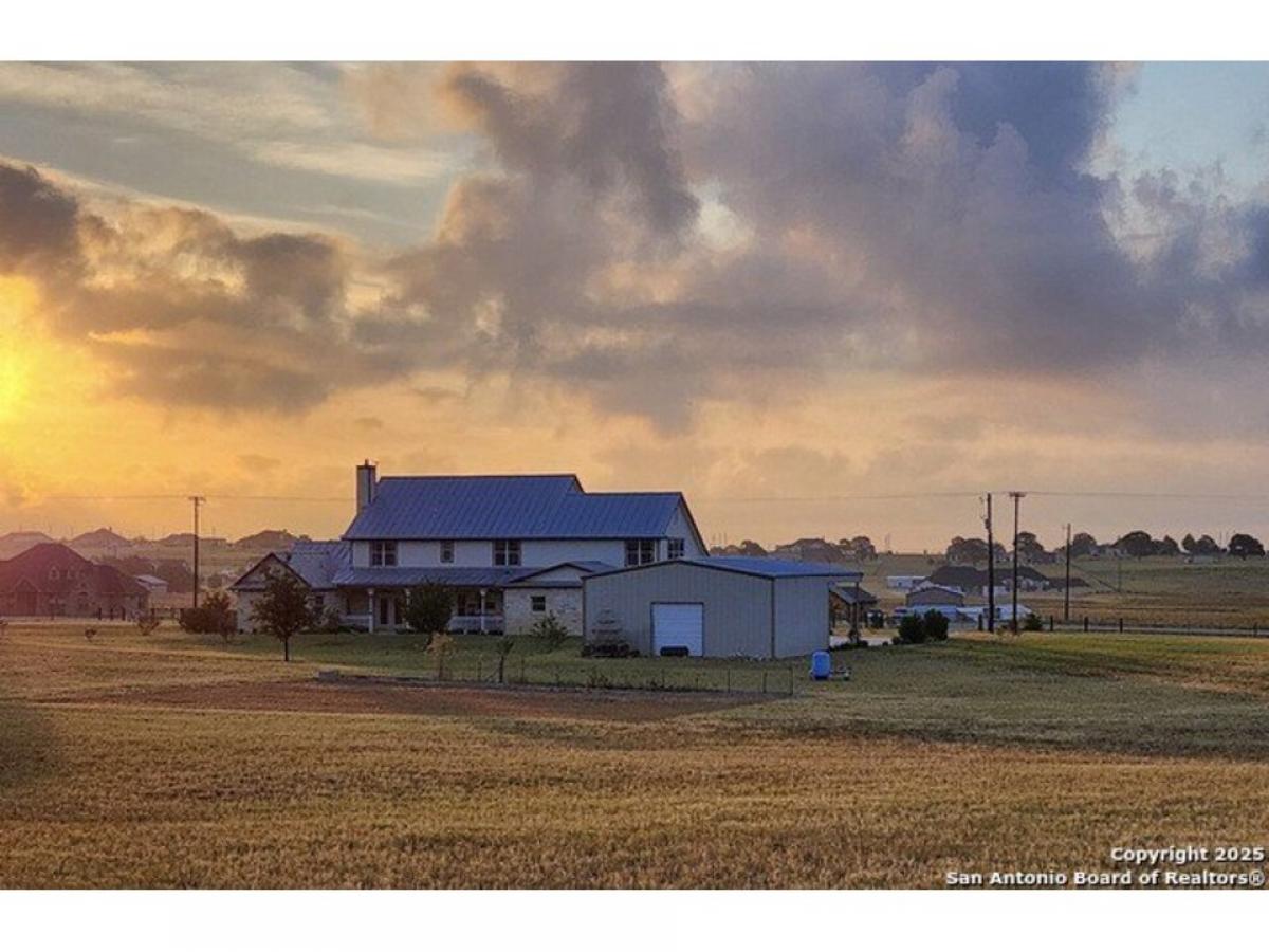 Picture of Home For Sale in La Vernia, Texas, United States