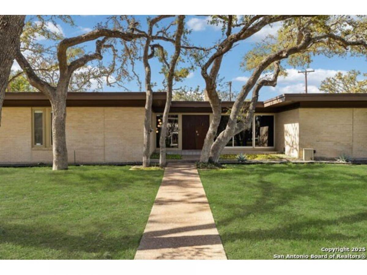 Picture of Home For Sale in Castle Hills, Texas, United States