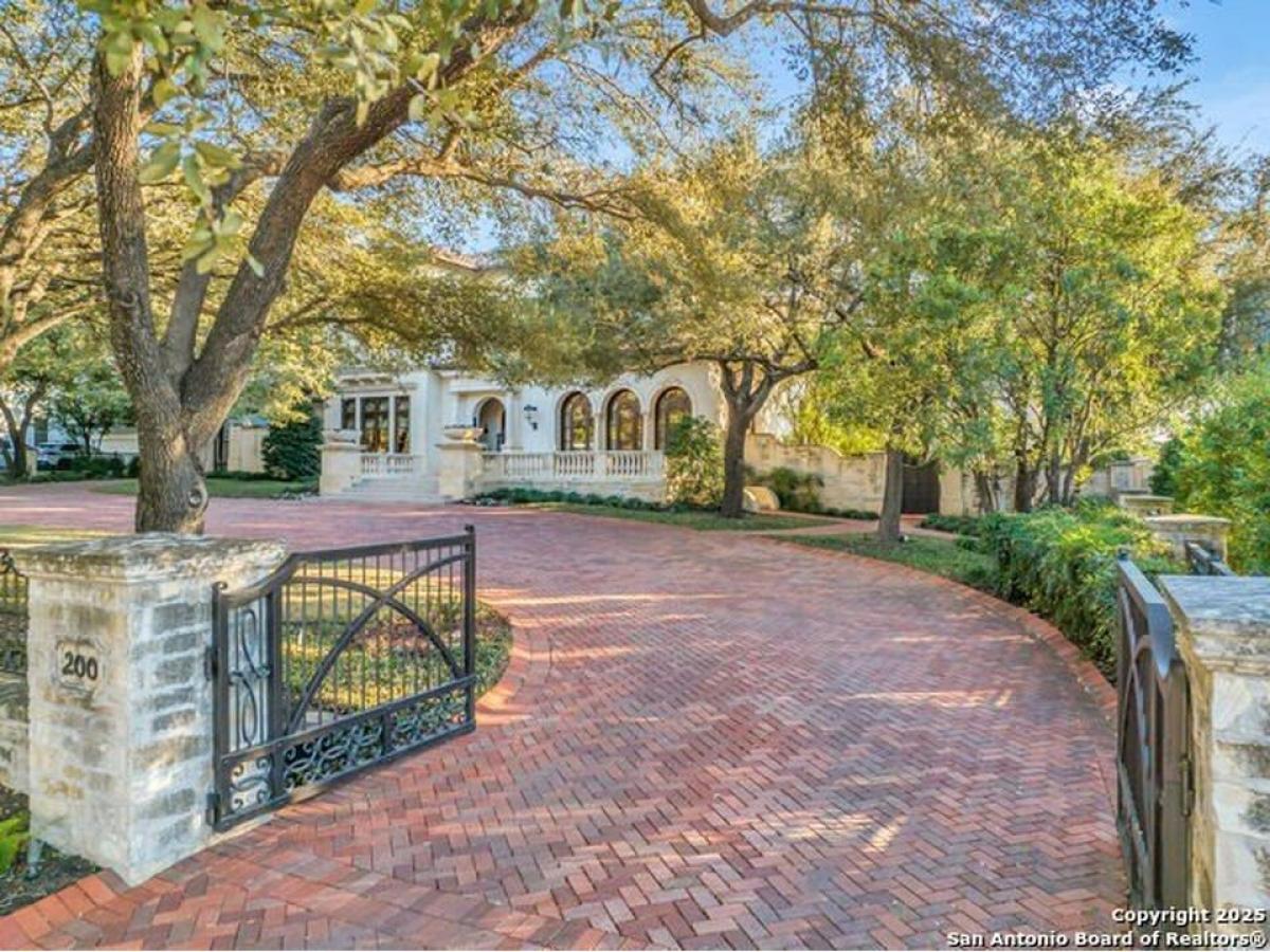 Picture of Home For Sale in Terrell Hills, Texas, United States