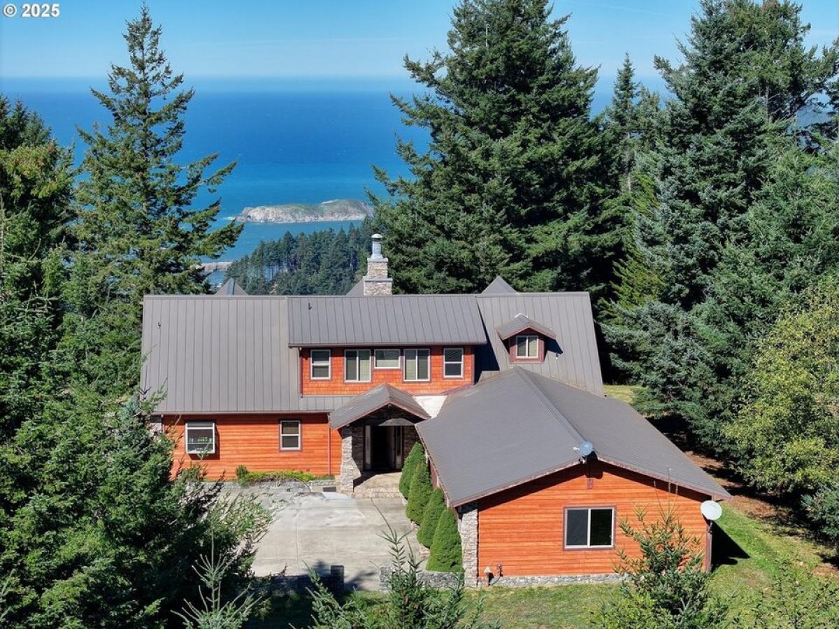Picture of Home For Sale in Gold Beach, Oregon, United States