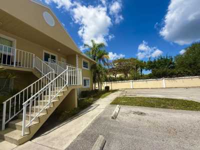 Home For Sale in Royal Palm Beach, Florida