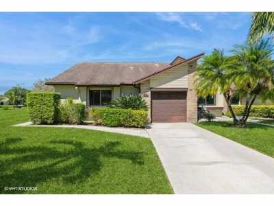 Home For Sale in Royal Palm Beach, Florida