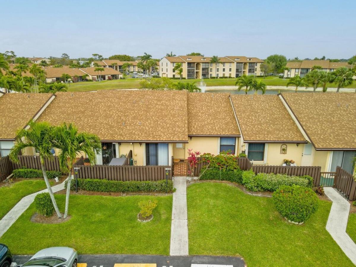 Picture of Home For Sale in Greenacres, Florida, United States