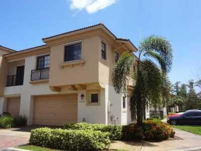 Home For Sale in Coconut Creek, Florida