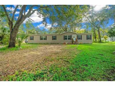 Home For Sale in Fort Mccoy, Florida