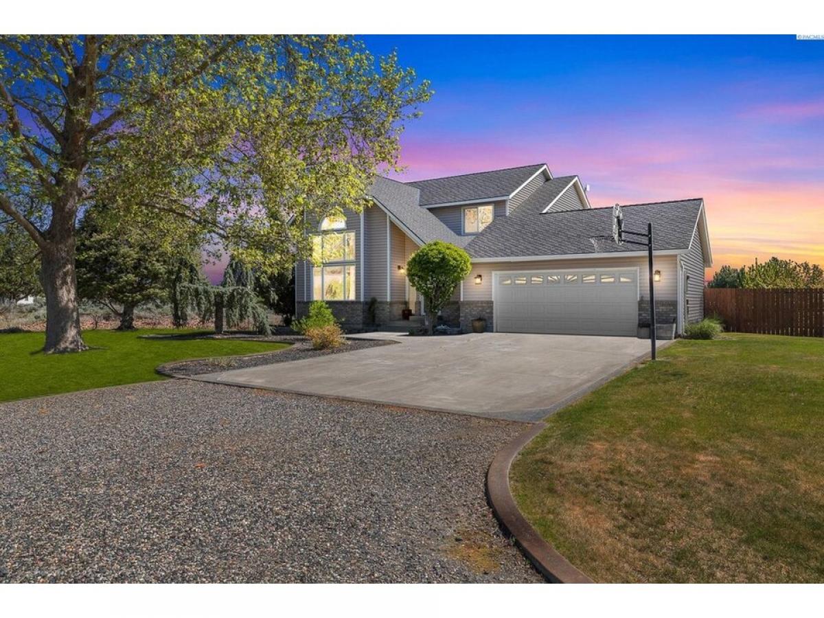 Picture of Home For Sale in West Richland, Washington, United States