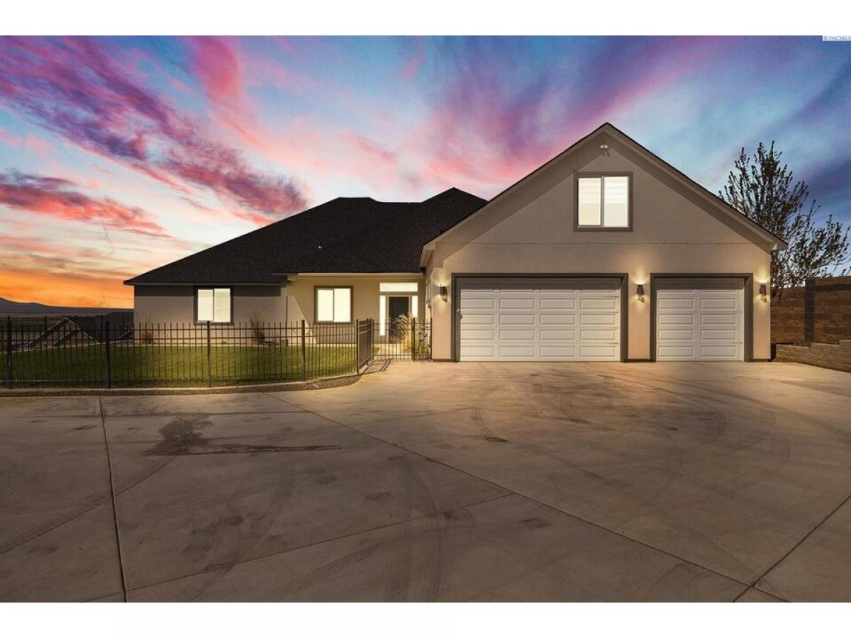 Picture of Home For Sale in West Richland, Washington, United States