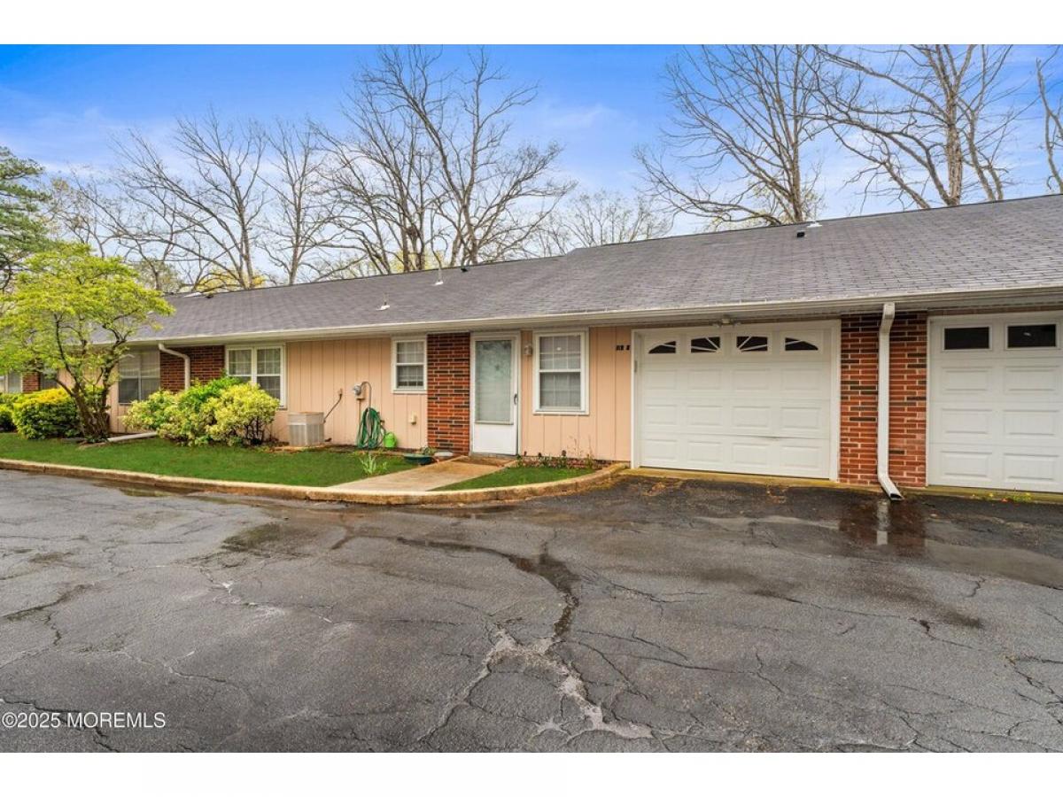 Picture of Home For Sale in Lakewood, New Jersey, United States