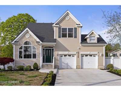 Home For Sale in Wall, New Jersey