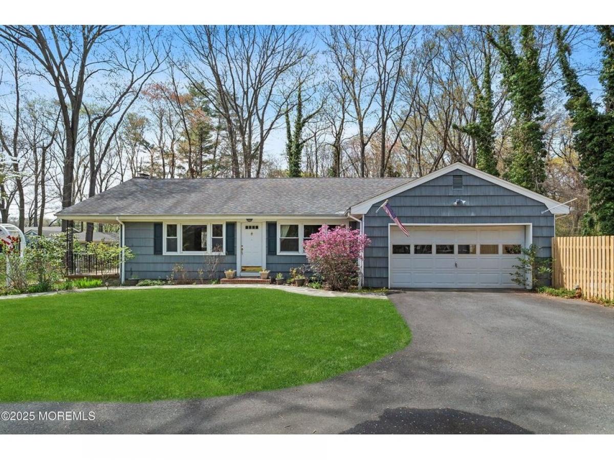 Picture of Home For Sale in Tinton Falls, New Jersey, United States