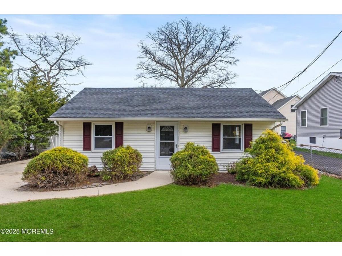 Picture of Home For Sale in Lanoka Harbor, New Jersey, United States