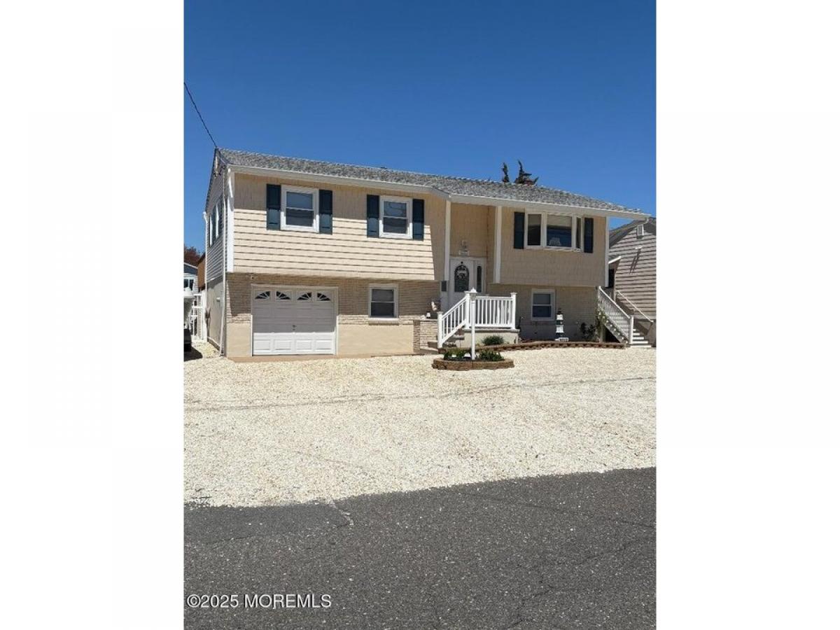 Picture of Home For Sale in Toms River, New Jersey, United States
