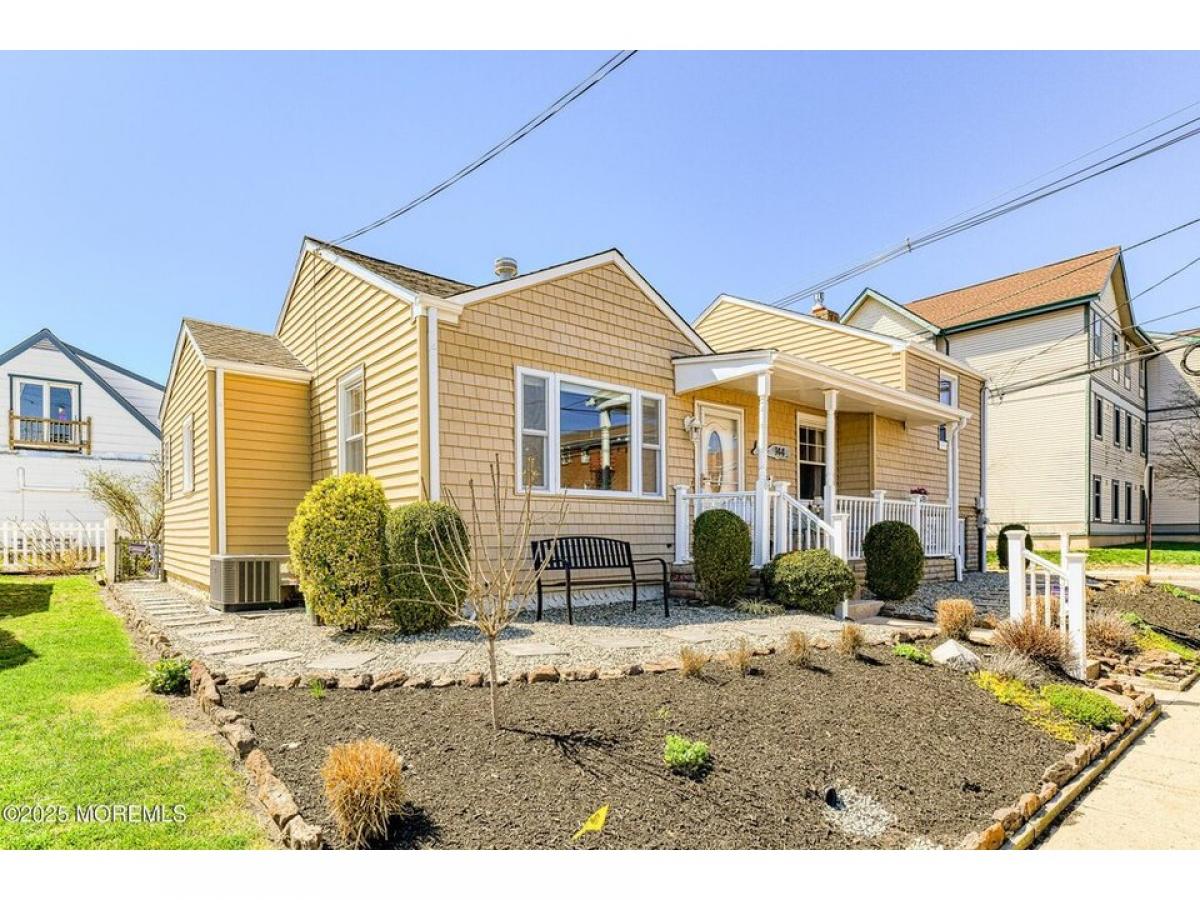 Picture of Home For Sale in Ocean Grove, New Jersey, United States