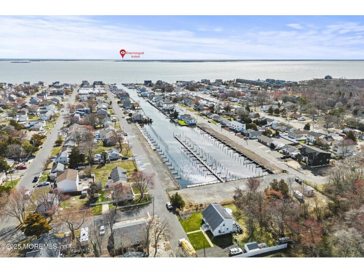 Picture of Home For Sale in Waretown, New Jersey, United States