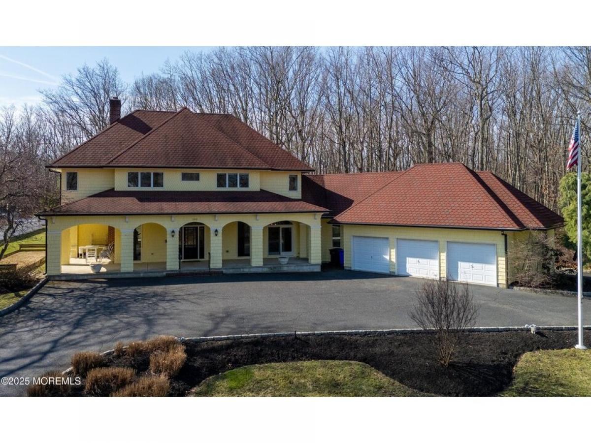 Picture of Home For Sale in Eatontown, New Jersey, United States