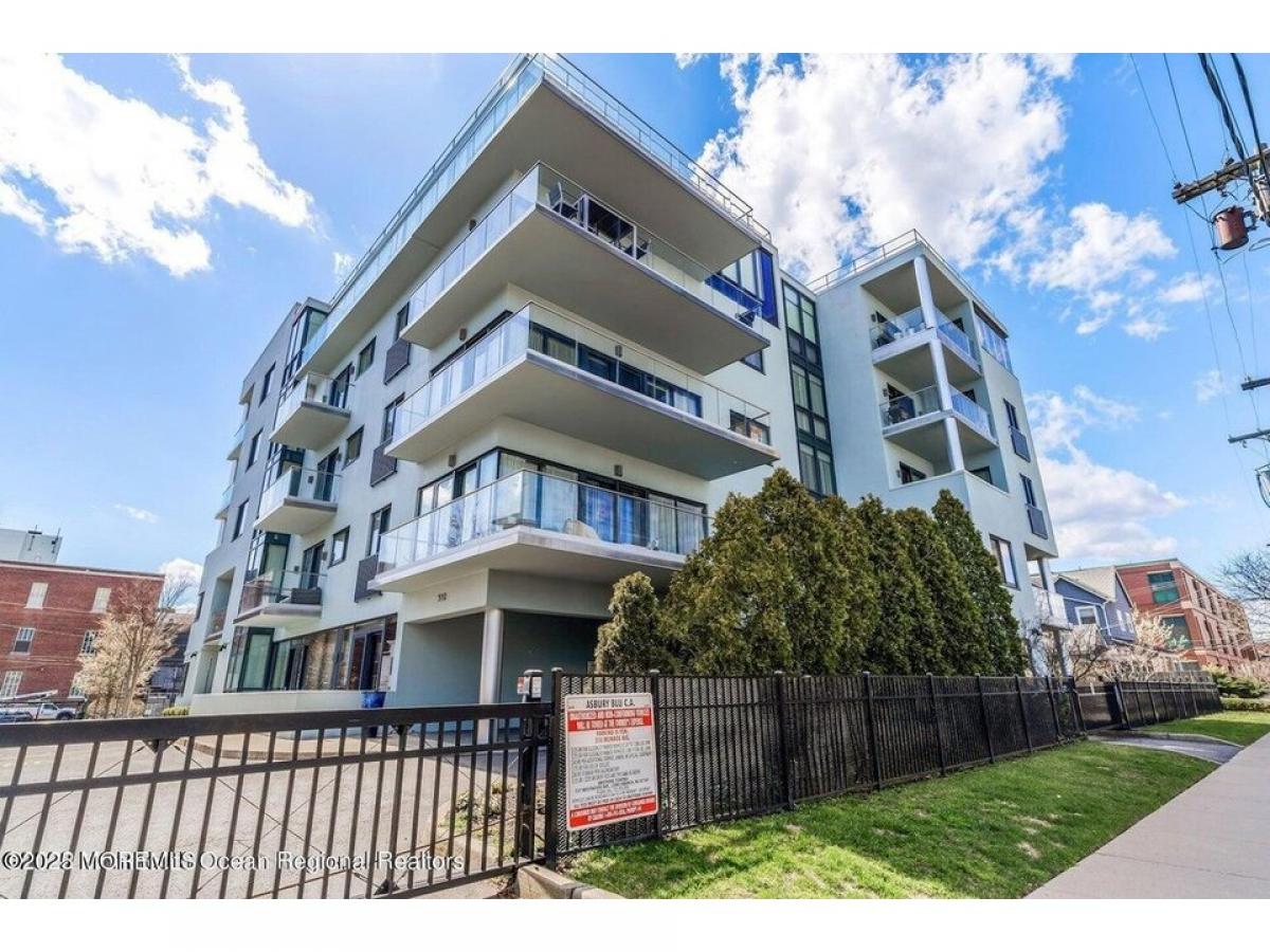 Picture of Home For Sale in Asbury Park, New Jersey, United States