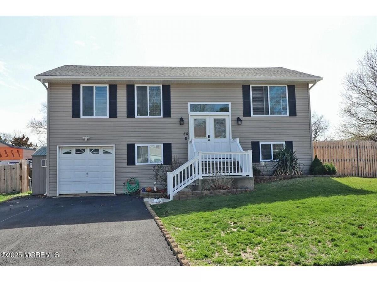 Picture of Home For Sale in Barnegat, New Jersey, United States