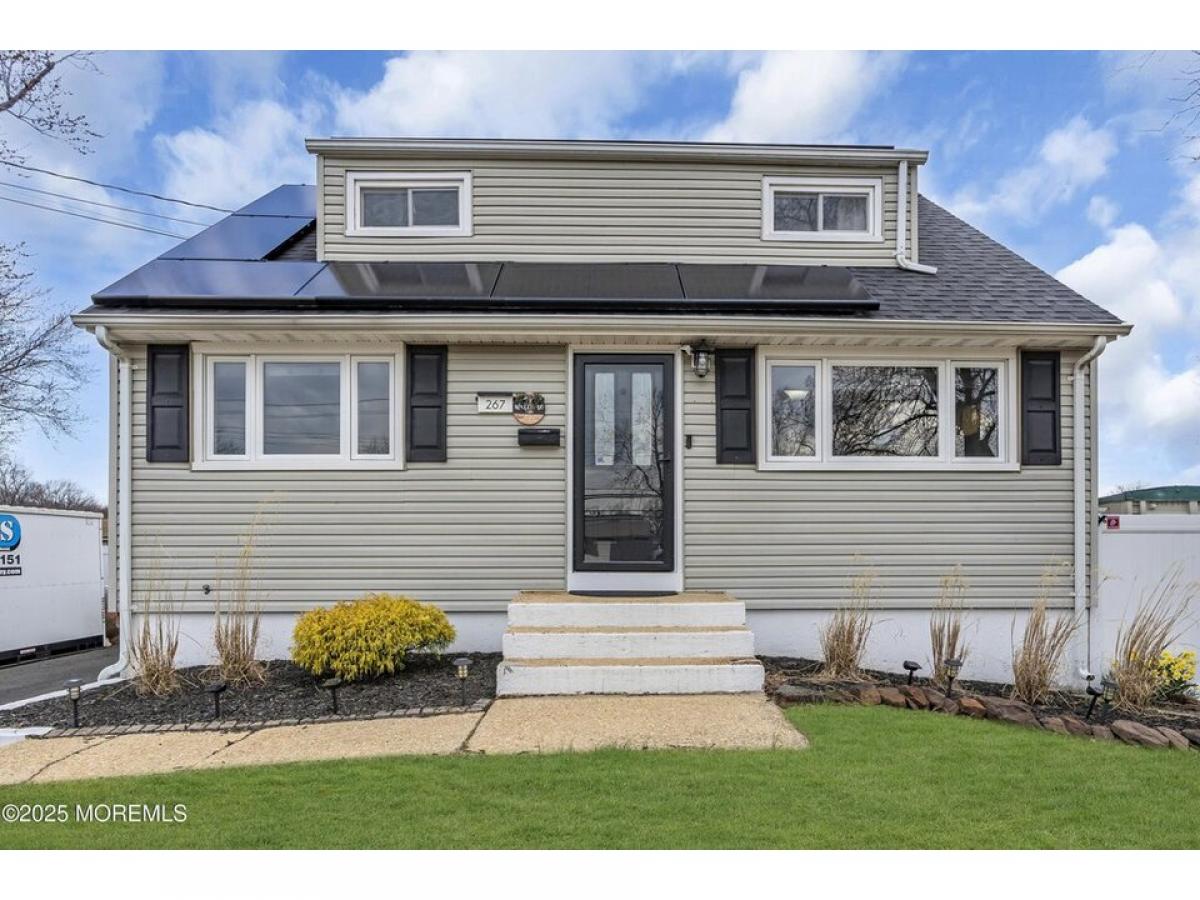 Picture of Home For Sale in Hazlet, New Jersey, United States