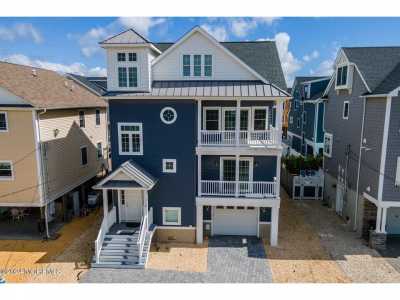 Home For Sale in Mantoloking, New Jersey