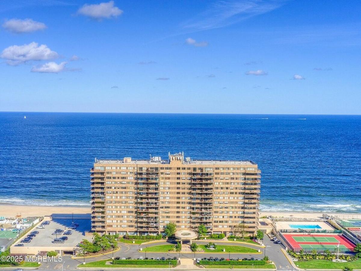 Picture of Home For Sale in Monmouth Beach, New Jersey, United States