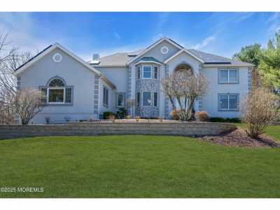 Home For Sale in Manalapan, New Jersey