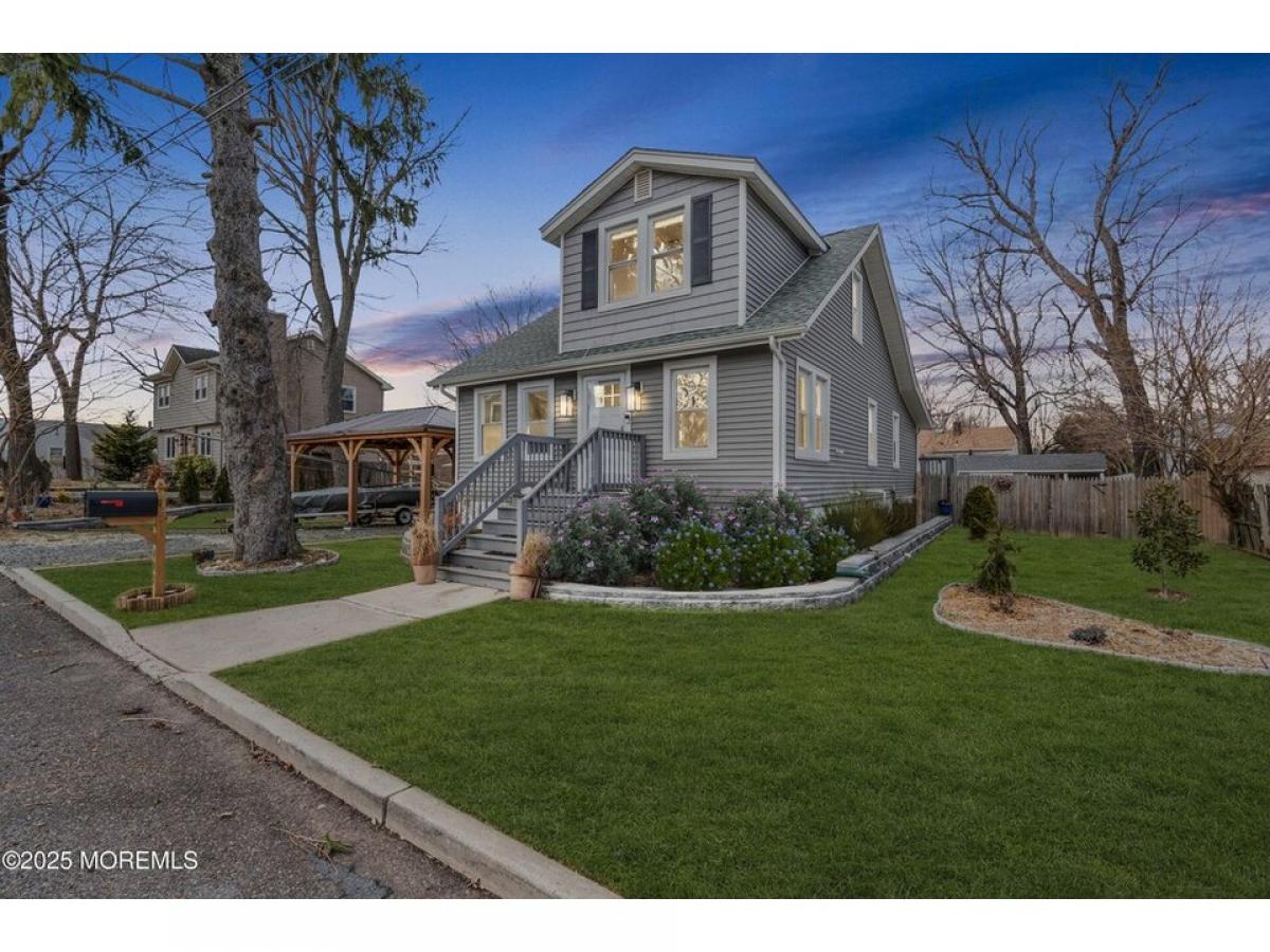 Picture of Home For Sale in Cliffwood Beach, New Jersey, United States