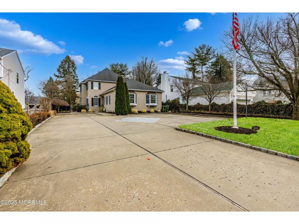 Picture of Home For Sale in Spring Lake Heights, New Jersey, United States