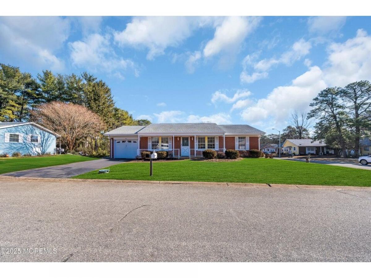 Picture of Home For Sale in Whiting, New Jersey, United States